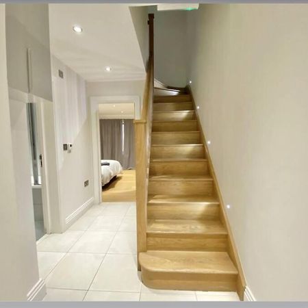 Luxury 4-Bed Apartment With Balcony & Garden, Near Emirates Stadium, 15 Mins To Central ลอนดอน ภายนอก รูปภาพ