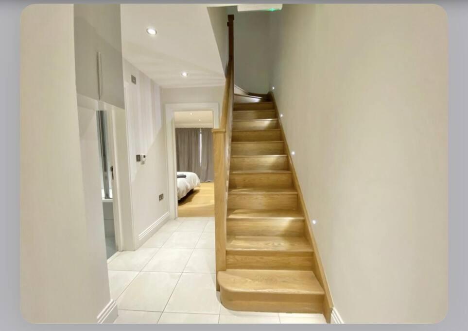 Luxury 4-Bed Apartment With Balcony & Garden, Near Emirates Stadium, 15 Mins To Central ลอนดอน ภายนอก รูปภาพ