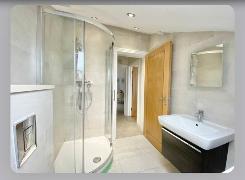 Luxury 4-Bed Apartment With Balcony & Garden, Near Emirates Stadium, 15 Mins To Central ลอนดอน ภายนอก รูปภาพ