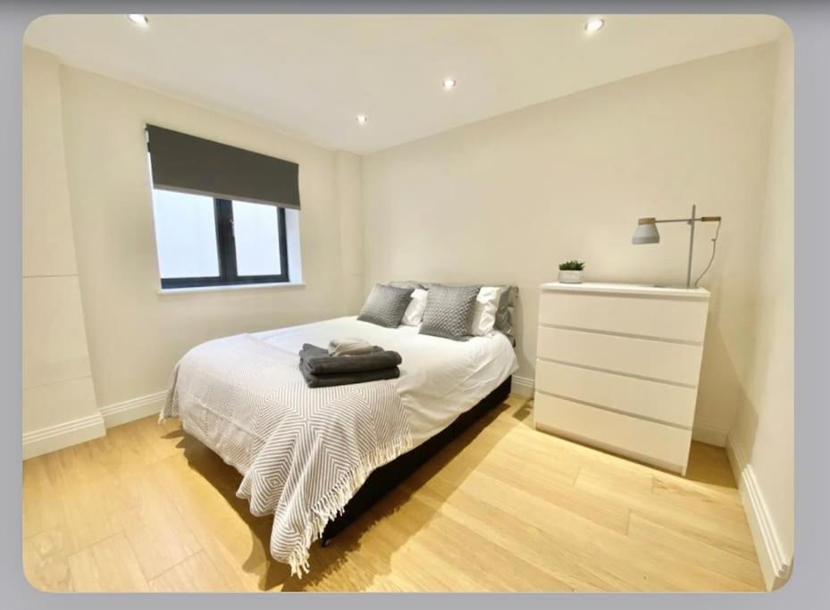Luxury 4-Bed Apartment With Balcony & Garden, Near Emirates Stadium, 15 Mins To Central ลอนดอน ภายนอก รูปภาพ