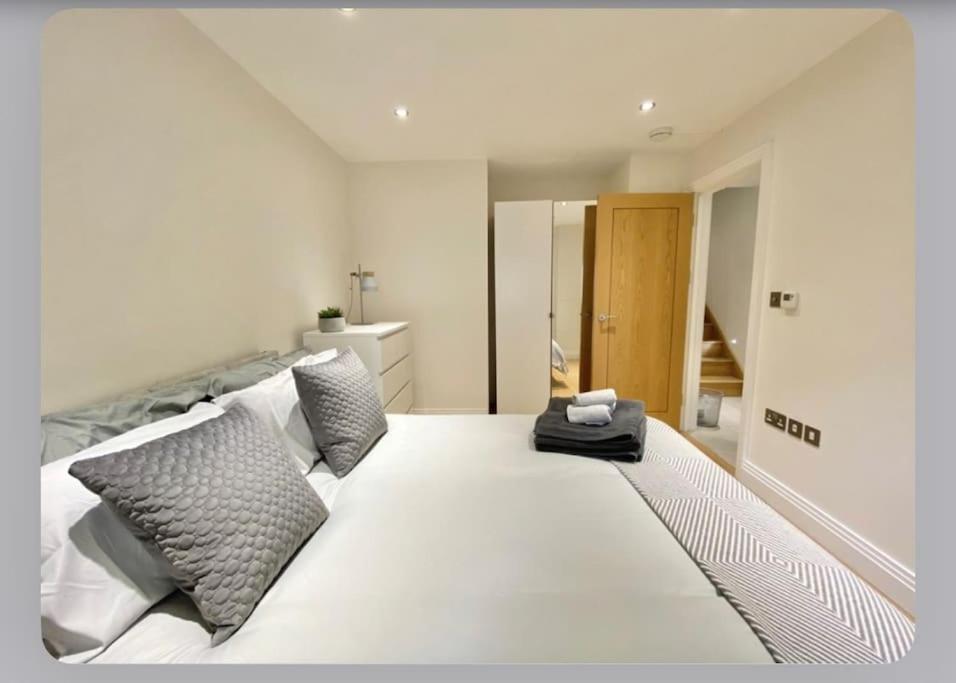 Luxury 4-Bed Apartment With Balcony & Garden, Near Emirates Stadium, 15 Mins To Central ลอนดอน ภายนอก รูปภาพ