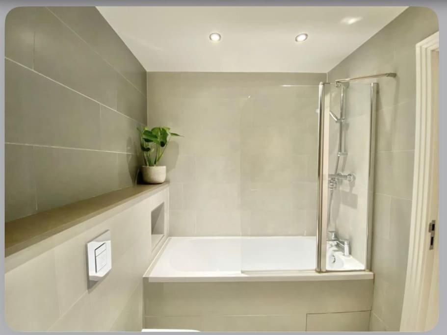 Luxury 4-Bed Apartment With Balcony & Garden, Near Emirates Stadium, 15 Mins To Central ลอนดอน ภายนอก รูปภาพ