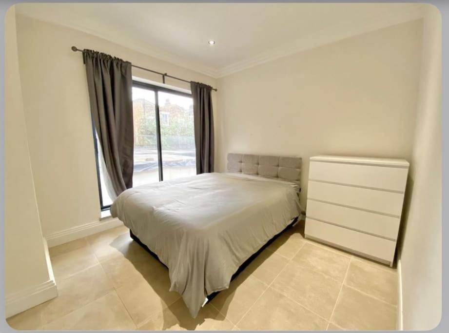 Luxury 4-Bed Apartment With Balcony & Garden, Near Emirates Stadium, 15 Mins To Central ลอนดอน ภายนอก รูปภาพ