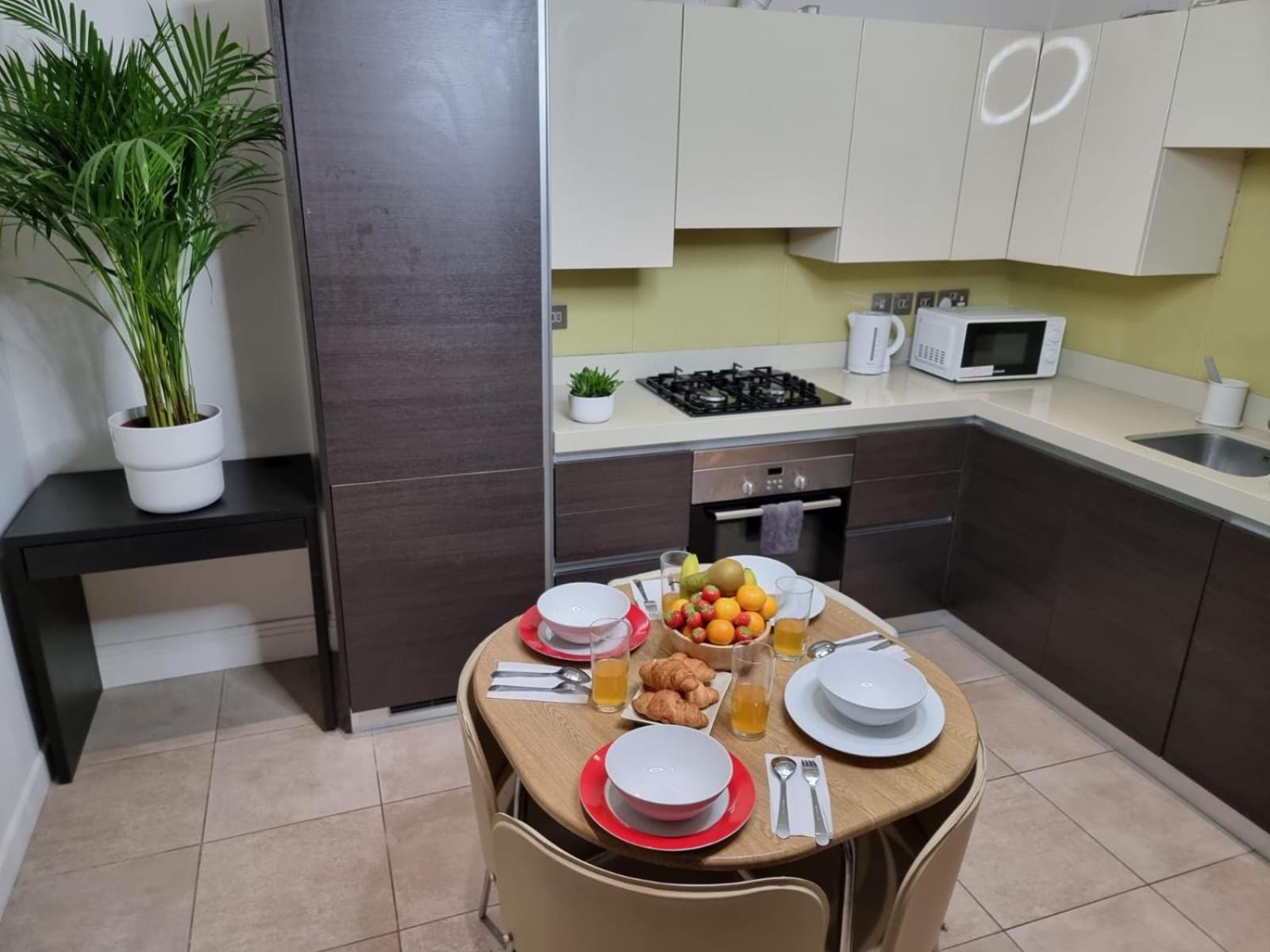 Luxury 4-Bed Apartment With Balcony & Garden, Near Emirates Stadium, 15 Mins To Central ลอนดอน ภายนอก รูปภาพ